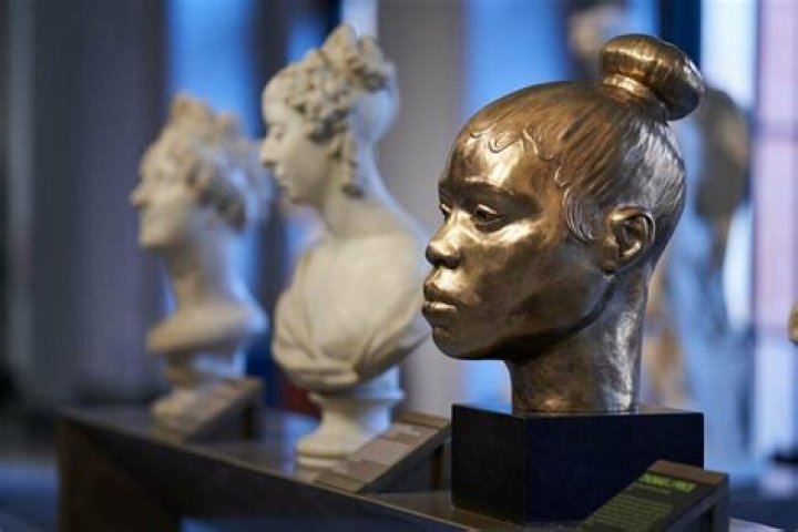 Exploring the Artistic World of فلور کیتس